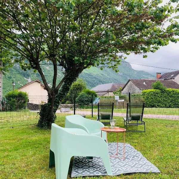 La Suite Unique - Le jardin sur les Pyrénées- vue panoramique montagne -jardin clôturé privé de 100m2-Parking-Linge de lit et serviettes compris-，位于拉兰的酒店