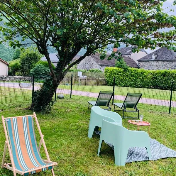 La Suite Unique - Le jardin sur les Pyrénées- vue panoramique montagne -jardin clôturé privé de 100m2-Parking-Linge de lit et serviettes compris-，位于Bielle的酒店