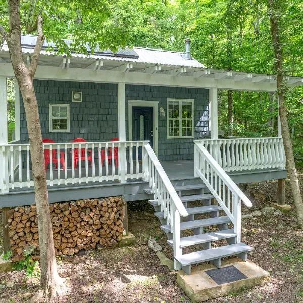 Secluded Vacation Rental Bordering Creek!，位于芒廷维尤的酒店