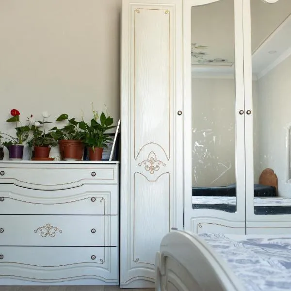 Dastans Homestay, Bed and Breakfast & Horse riding，位于Kyzart的酒店