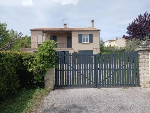 La Dindoulette maison pour 6 personnes，位于里耶的酒店