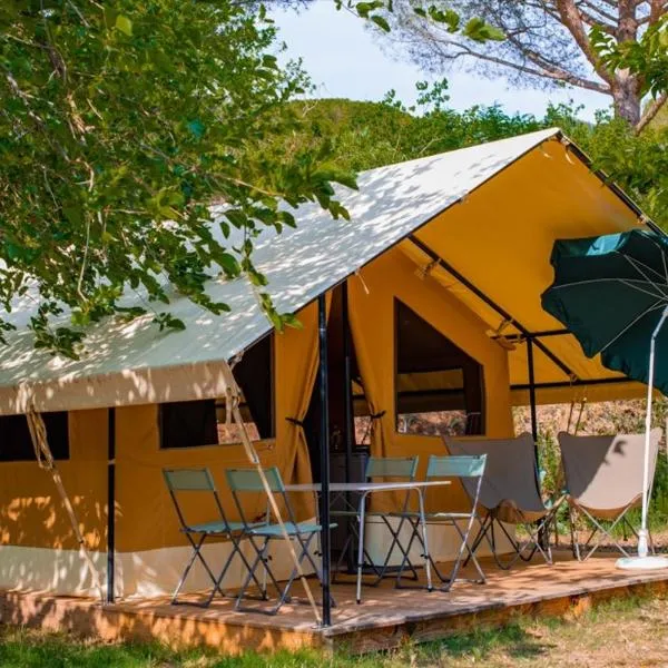 Camping Onlycamp Les Berges de l'Yonne，位于Coulanges-sur-Yonne的酒店