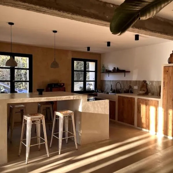 Maison Bacchus, gîte insolite dans cuve à vin，位于Caves的酒店