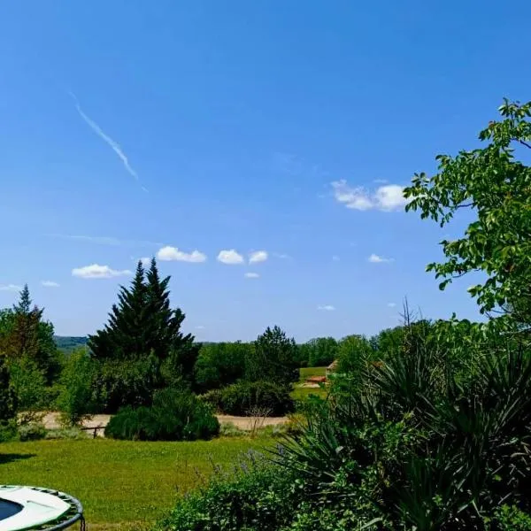Camping au calme，位于Saint-Aubin-de-Nabirat的酒店