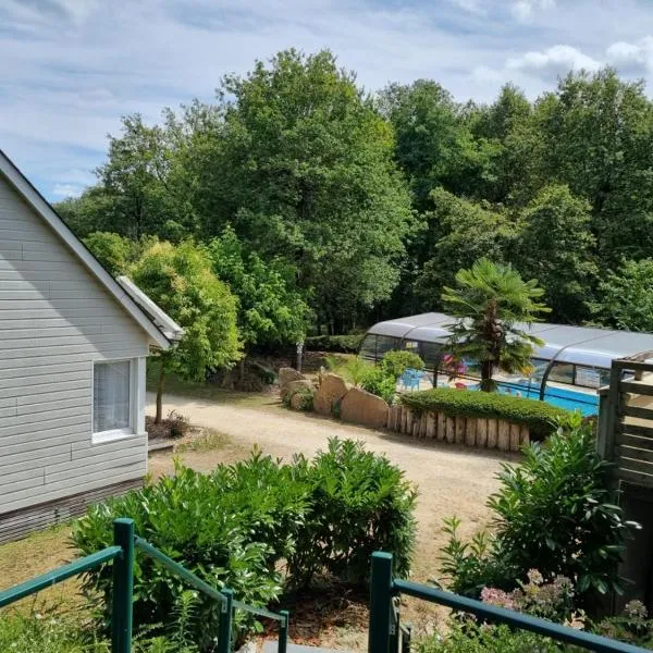 Les Chalets de SAUMUR, Piscine & Parc boisé, 100m du CadreNoir，位于索米尔的酒店