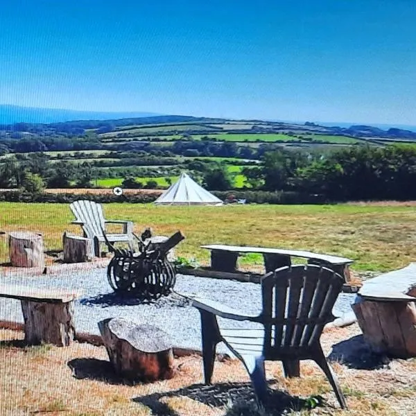 Summit Camping Kit Hill Cornwall Panoramic Views Grass Pitch from 15pn or Bella Bell Tent 75pn，位于卡林顿的酒店