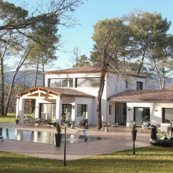 La brise Provençale，位于Saint-Paul-en-Forêt的酒店