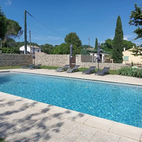 Gîte avec piscine privatisée，位于Chamaret的酒店