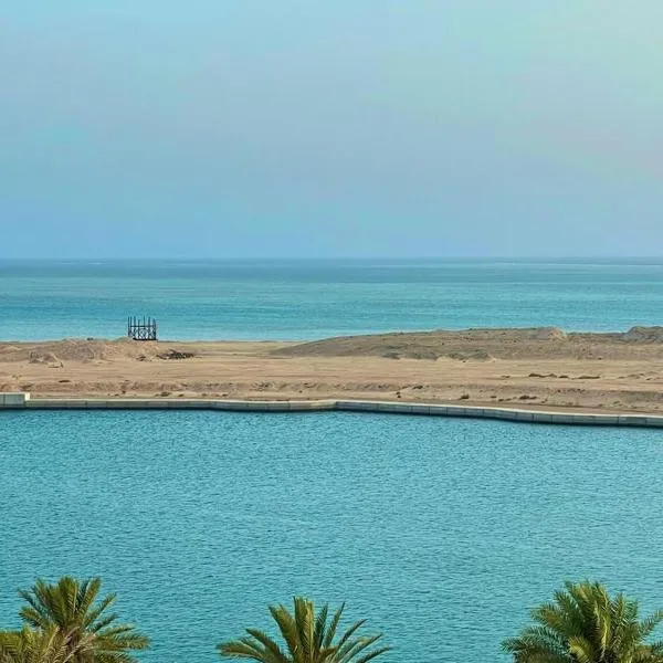 porto marinaa غرفتين وصاله اطلاله بحرية عائلات فقط，位于Al Qaḑīmah的酒店