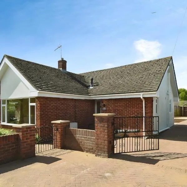 HUGE SALE, 5 BEDROOM BUNGALOW, SLEEPS 7, in CALNE，位于皇家伍顿巴西特的酒店