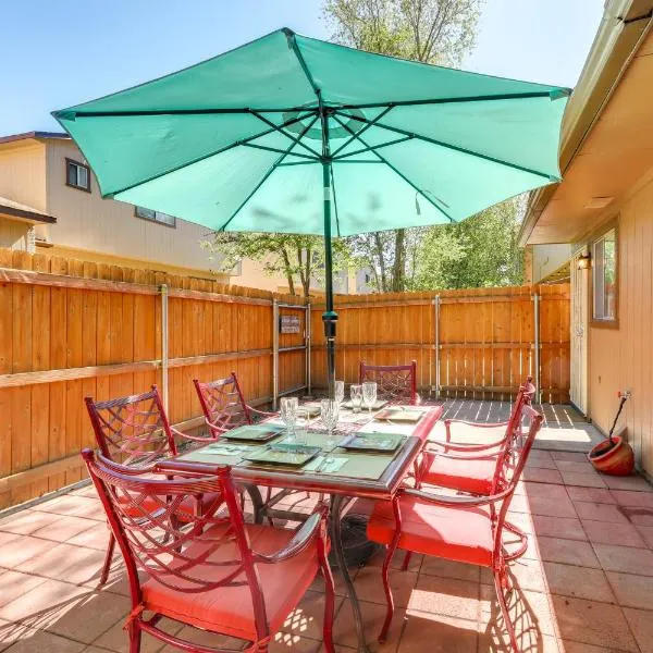Flagstaff Townhome with Grill about 3 Mi to Downtown!，位于弗拉格斯塔夫的酒店