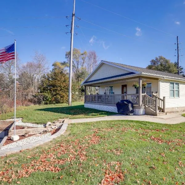 Charming Stanwood Home on Muskegon River!，位于Canadian Lakes的酒店