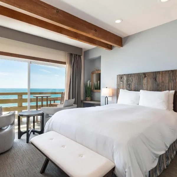 米拉马尔海滩龙柏酒店，位于半月湾的酒店