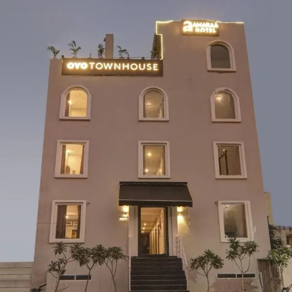 Townhouse 423 Amaraa Hotel Near Phoenix Palassio，位于Nilmatha的酒店