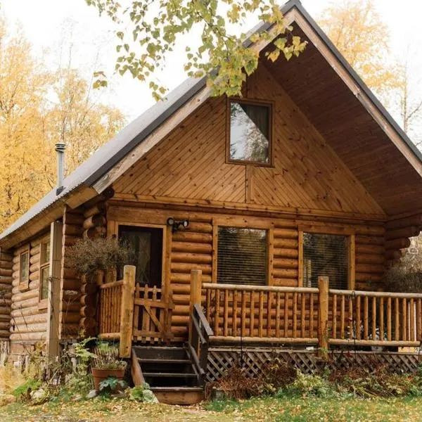 Beautiful Alaskan Log Cabin on Wooded Lot，位于瓦西拉的酒店