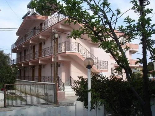 伯克公寓酒店，位于Ahmetçe的酒店