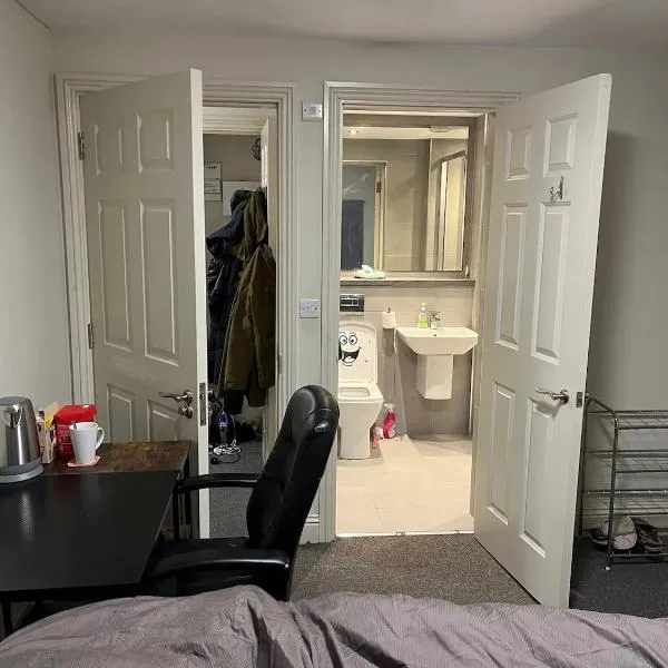 Room with Bathroom next to Sheffield Cathedral City Centre，位于罗瑟勒姆的酒店