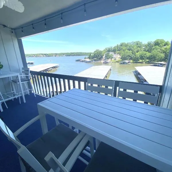 B Lakefront! Remodeled, Boat Slip, Patio Views, Pool, Boat Ramp, WIFI，位于欧塞奇比奇的酒店