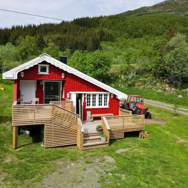 The Little Red Cabin Lofoten，位于斯沃尔韦尔的酒店