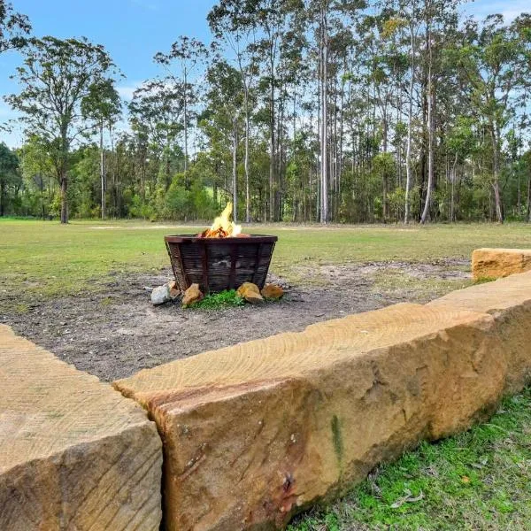 Kitchener Country Estate with Pool Hot Tub on private acres that sleeps up to 18，位于Kitchener的酒店