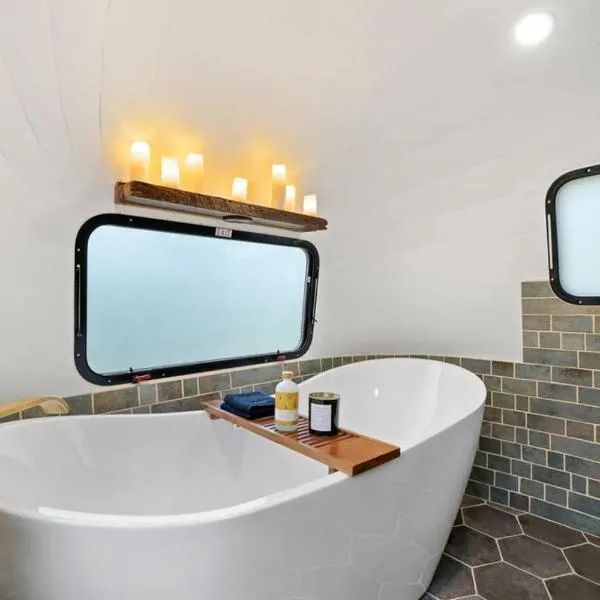 Airstream w Bathtub, River, & Hot Tub，位于Pisgah Forest的酒店