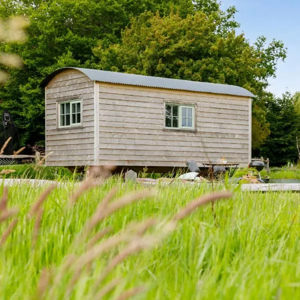 The Witterings Shepherds’ Hut，位于Langstone的酒店