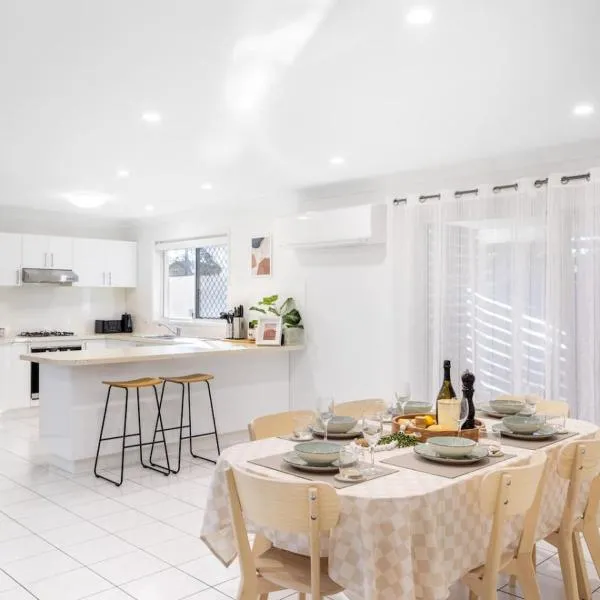 Private and Spacious 4BR Home with Parkview 5mins to Mall，位于Doolandella的酒店