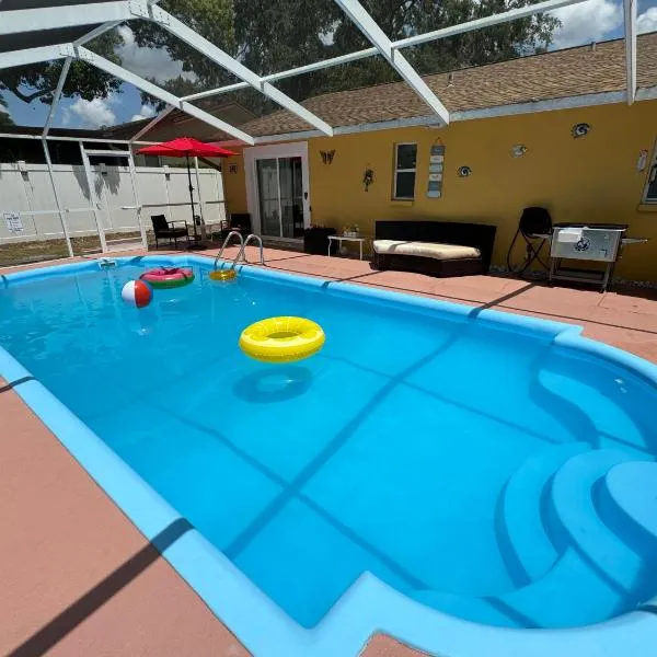 Cozy Family Home in Tampa with Private & Heated POOL, Pool table and Kids Play Area，位于Cheval的酒店