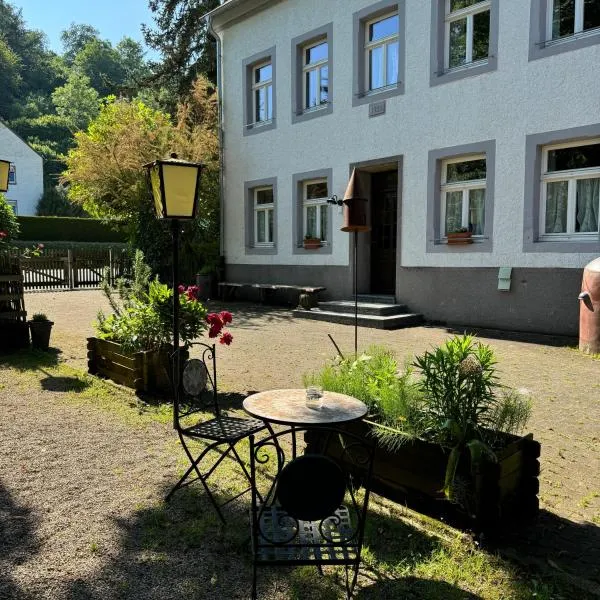 Hinkelshof - 3 Gästezimmer - naturnah, ökologisch, urig, Selbstversorgerküche，位于Falkenauel的酒店