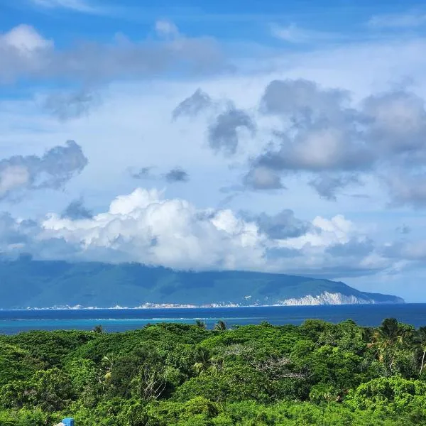 Penthouse Apartment with Bay and Mountain Views, Rooftop BBQ, AC, Fast WiFi, Near Saladilla Beach, Barahona，位于巴拉奥纳省圣克鲁斯的酒店