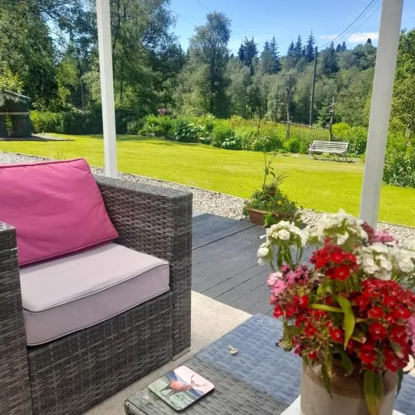Pinetree Cottage, dog friendly, Holiday let, Callander Invertrossachs，位于卡伦德的酒店