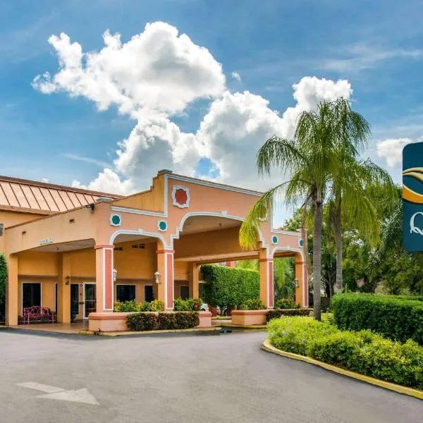 Quality Inn Sarasota North Near Lido Key Beach，位于萨拉索塔的酒店