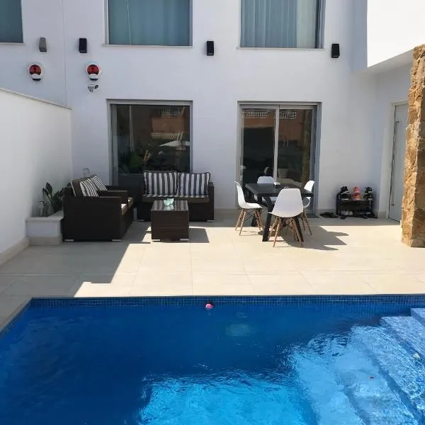 Luxury Villa Torrevieja With Swimmingpool，位于托雷维耶哈的酒店