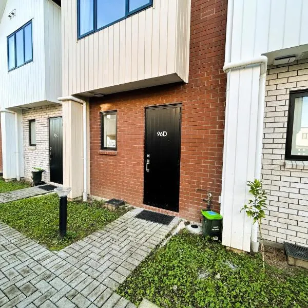 Entire Luxury Cosy Townhouse with Master Bedrooms,10 min to Airport & Sylvia Park，位于Clarks Beach的酒店