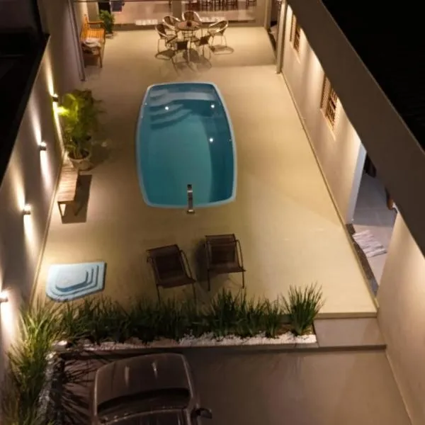 casa inteira com 3 suites e área de lazer，位于德尔菲诺波利斯的酒店