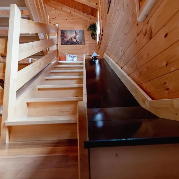 Chalet Regenbogen Leukerbad mit Indoorrutschbahn，位于洛伊克巴德的酒店