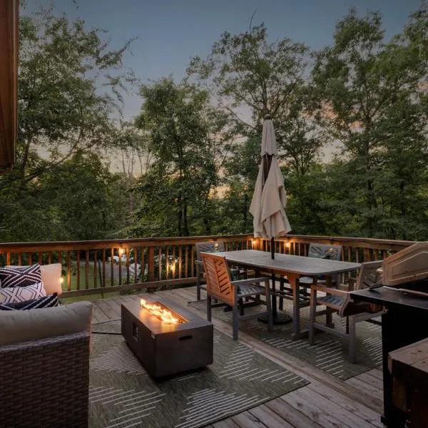Shenandoah dog friendly cabin in the trees - River access, BBQ, propane fire pit, outdoor dining & lounging, wood fireplace, screened in front porch and gated back deck!，位于仙纳度的酒店