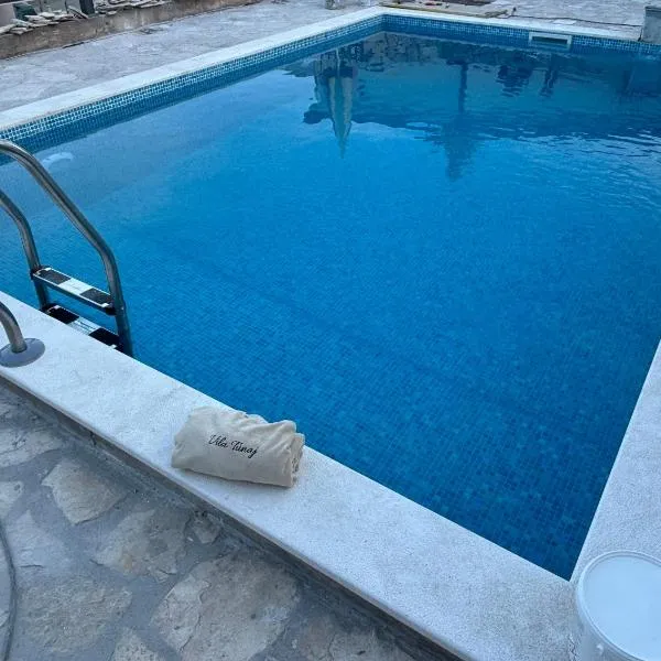 Villa Tunaj new Pool and BBQ，位于巴尔的酒店