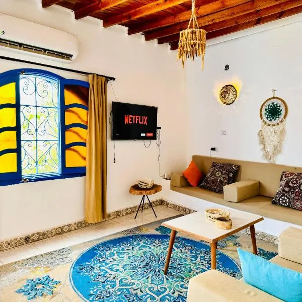 Blue Villa in Lighthouse，位于达哈布的酒店