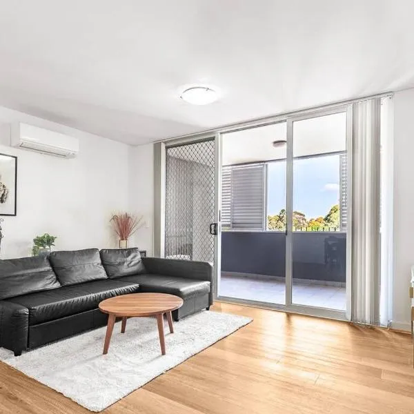 Modern Luxury 3 Bedrm Apt Close to Parramatta, CBD，位于Merrylands的酒店