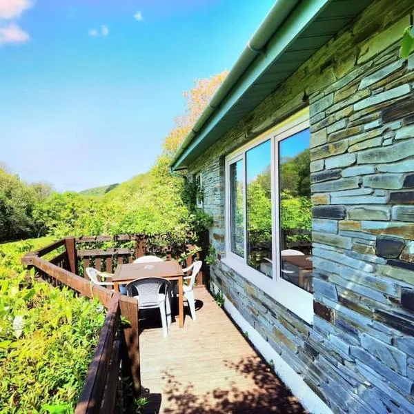 Kallowen Cottage at Crackington Haven, near Bude and Boscastle, Cornwall，位于布德的酒店