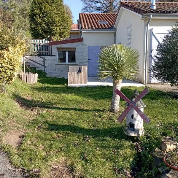 Petit gite paisible en bord de lac，位于Saint-Gérons的酒店
