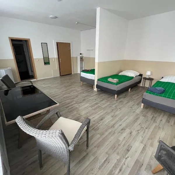 Große Zimmer für 3 Personen -Fernseher, Kühlschrank，位于Meine的酒店