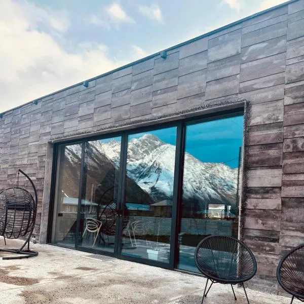 Alpine Escape Kazbegi，位于卡兹贝吉的酒店