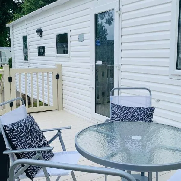 WL56 - Amazing Cosy Three Bedroom Mobile Home with DECKING Haggerston CASTLE Holiday Park - ENTERTAINMENT PASSES NOT INCLUDED!，位于Holburn的酒店