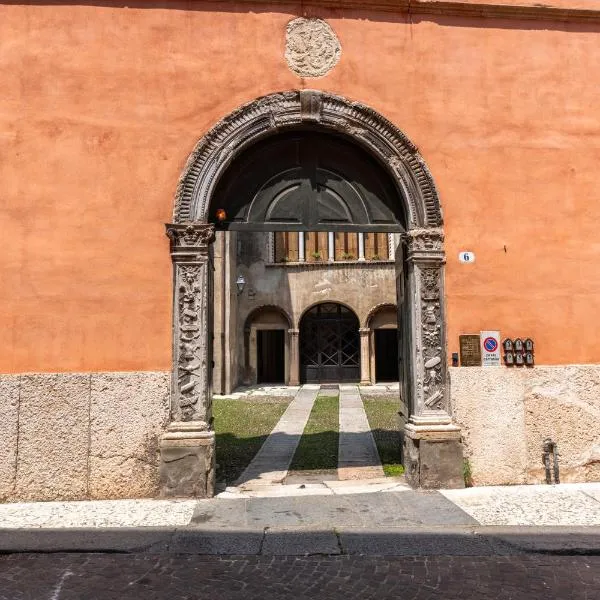 Palazzo delle Guglie by Postcardsfrom，位于维罗纳的酒店
