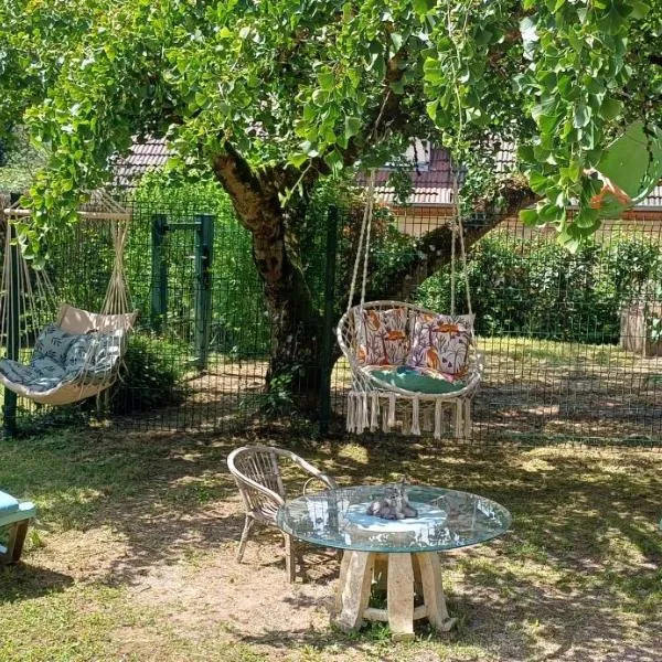 Studio dans belle maison ancienne et jardin fermé，位于曼特埃尔的酒店