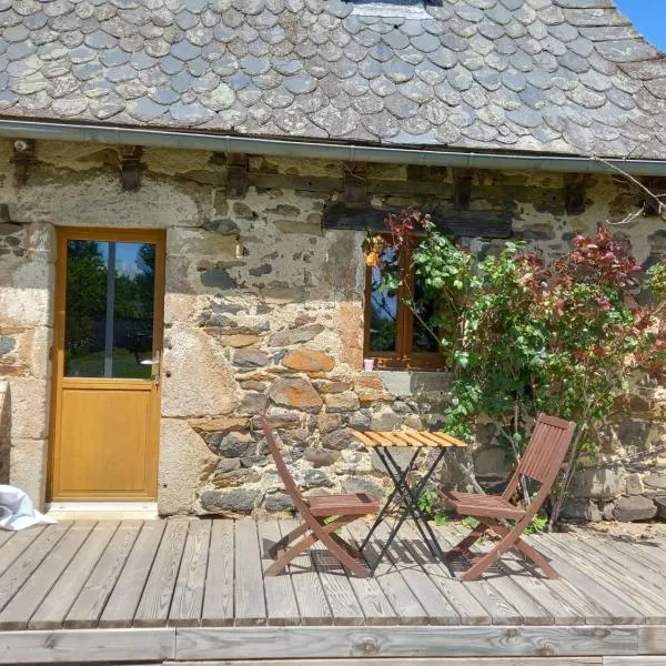 Petite maison avec piscine，位于Vezels-Roussy的酒店