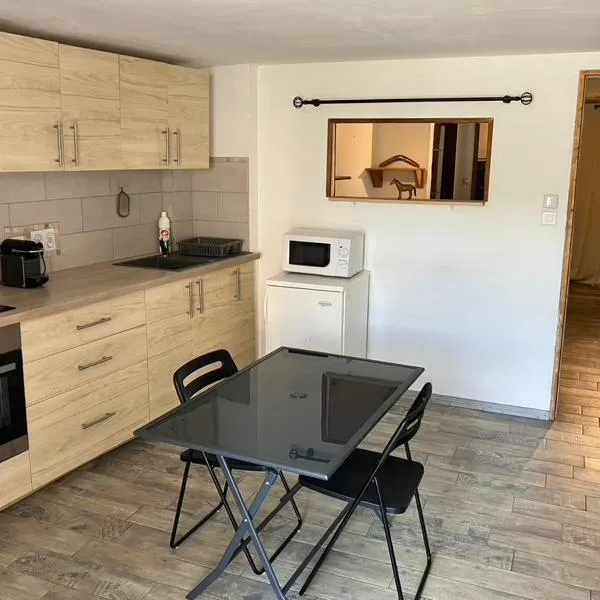 appartement deux pieces，位于Notre-Dame-de-Londres的酒店