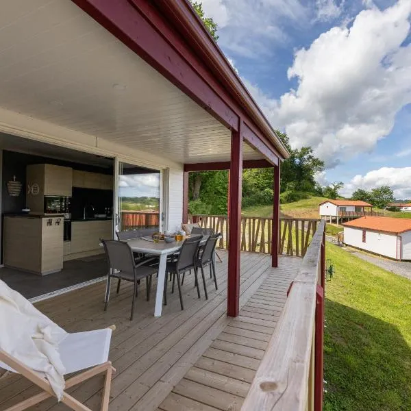 Oihana grand chalet de 2 à 6 pers climatisé avec piscine vue et calme à Hasparren-Pays Basque，位于阿斯帕朗的酒店